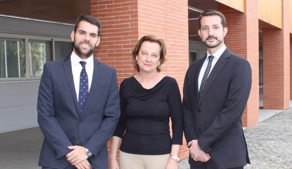 De izquierda a derecha: Antonio Alexandre Marin, la decana de la Facultad de Derecho de la UPO, María Serrano, y Luis Bravo.