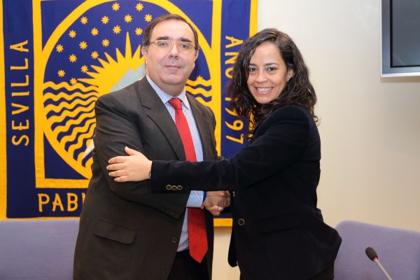 El rector Vicente Guzmán e Isabel Fernández, directora de Mutua Universal en Sevilla