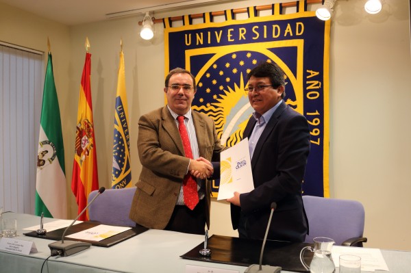 El rector de la UPO junto con el rector de la UNTRM.