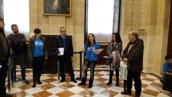 Los participantes de la visita ‘Sevilla, puerto y puerta de Indias’ en la Catedral.
