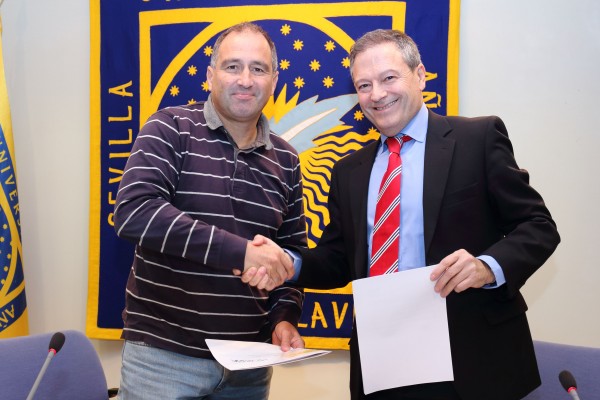Bruno Martínez Haya (izquierda) y Santos Pavón de Paula durante la firma del convenio en el rectorado