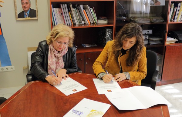 Rosa Díaz (izquierda) y Mª Dolores Márquez han firmado hoy la petición de una Ley de Regularización de la Profesión de Educación Social