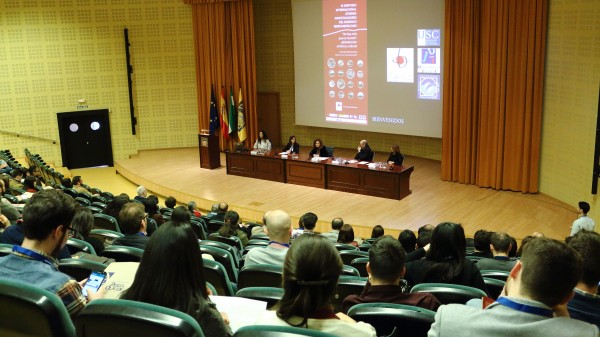 Rosario Moreno, decana de la Facultad de Humanidades, ha presidido el acto de inauguración del Simposio