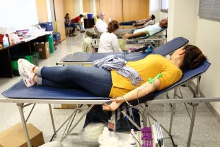 Las donaciones se realizan en la sala multiusos del Rectorado