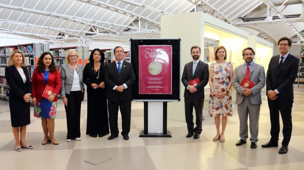 En el centro de la imagen, Pilar Rodríguez, Vicente Guzmán (i), Luis Rey y Carmen Baena (d) a ambos lados del cartel de la exposición.