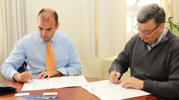 Jesús Juan Cambra y Jerzy Boehlke durante la firma del acuerdo