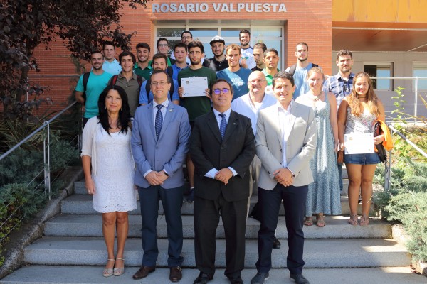 Pilar Rodríguez, David Naranjo, Vicente Guzmán y Antonio Herrera junto a los deportistas que han destacado en los CAU