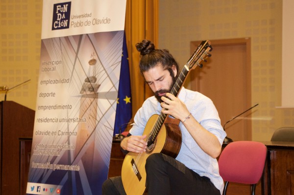 Uno de los alumnos durante el examen final del Máster en Interpretación de la Guitarra Clásica.