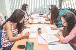 Estudiantes en la R.U. Flora Tristán