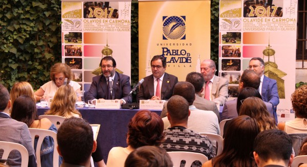 Amparo Rubiales, Juan Ávila, Vicente Guzmán, Fernando Rodríguez Villalobos y Francisco Galván durante la inauguración de la XV ed. de los Cursos de Verano en Carmona