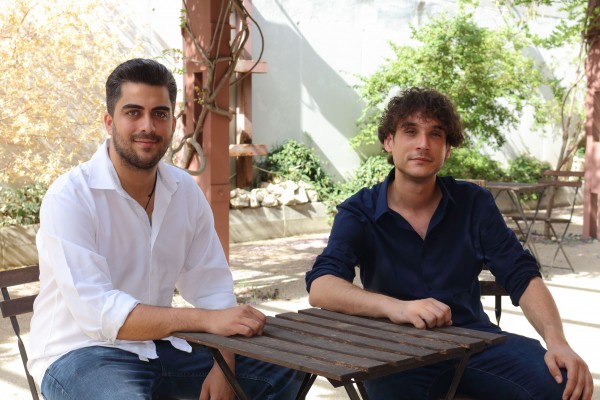 De izquierda a derecha, los egresados de la UPO Carlos Jiménez Barea y Moisés Hidalgo García.
