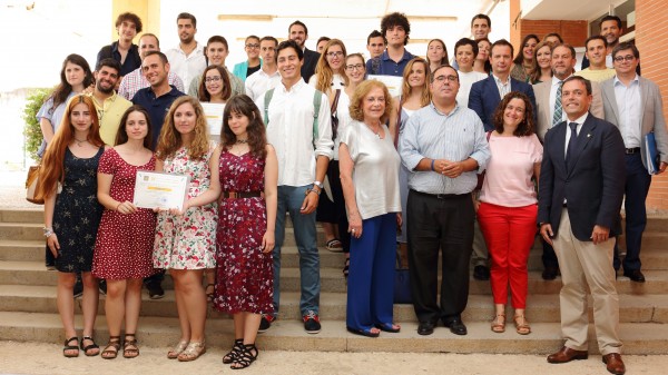 Premiados en el IX Concurso de Ideas y Proyectos Emprendedores, junto a los miembros del jurado y Amparo Rubiales, Vicente Guzmán y José Manuel Feria, quienes han hecho entrega de los Premios.