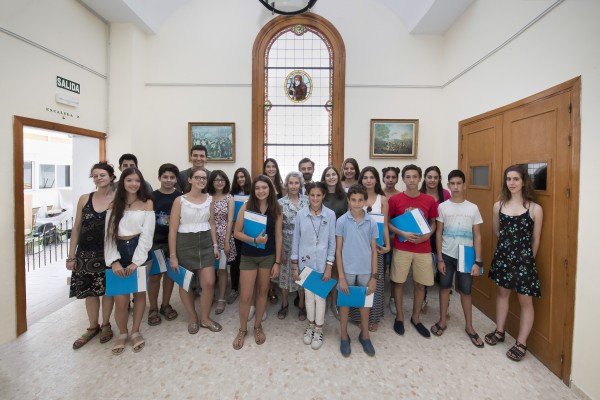 Grupo de estudiantes tras haber recibido los diplomas de asistencia de la mano de la presidenta de la Fundación Goñi y Rey, María Isabel Goñi, y del director del Colegio Internacional San Francisco de Paula, Luis Rey, acompañados por la profesora que ha impartido el curso, Erika Dunasco. 