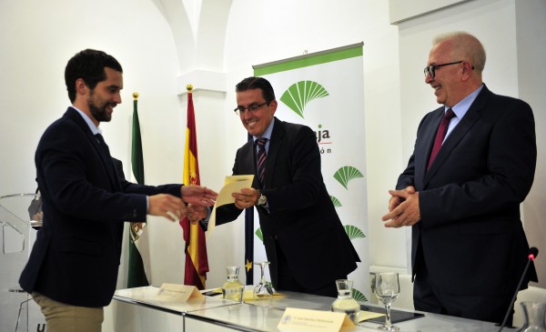 Pablo Ortiz recoge el diploma de manos de Sergio Corral Delgado, director general de la Fundación Unicaja, en presencia de José Sánchez Maldonado, rector de la Universidad Internacional de Andalucía. Foto: Fundación Unicaja.