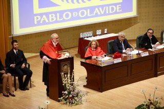 Santiago González, catedrático de Derecho del Trabajo y de la Seguridad Social de la UPO, durante la Lección Inaugural del Curso 2017/2018