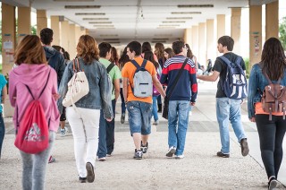 Estudiantes en el campus de la UPO