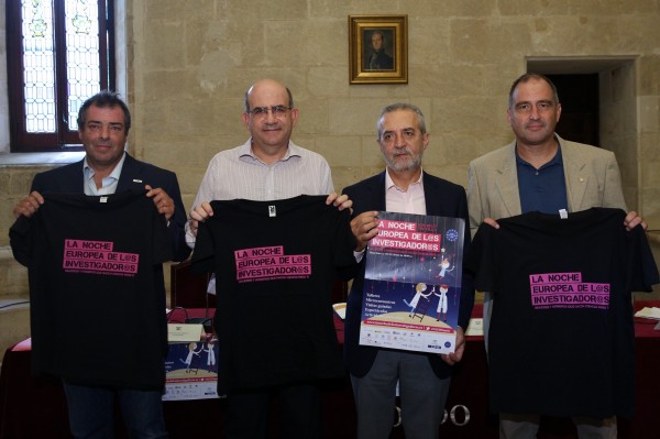 De izquierda a derecha: el delegado del CSIC en Andalucía, Miguel Ferrer; el vicerrector de Investigación de la Universidad de Sevilla, Julián Martínez; el delegado de Bienestar y Empleo del Ayuntamiento de Sevilla, Juan Manuel Flores Cordero, y el vicerrector de Investigación y Transferencia de Tecnología de la Universidad Pablo de Olavide, Bruno Martínez.