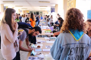 Stands de entidades de voluntariado en el pasaje de la Ilustración