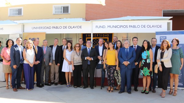 Miembros del equipo de gobierno de la UPO y autoridades municipales de las localidades que integran la Fundación.