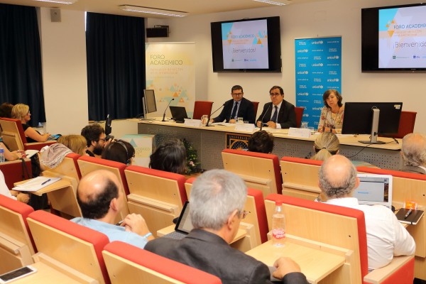 En la mesa, de izquierda a derecha, el director de la Agencia Andaluza de Cooperación Internacional al Desarrollo Néstor Fernández, el rector de la UPO Vicente Guzmán, y Claudia Zafra, vicepresidenta del comité andaluz de UNICEF.