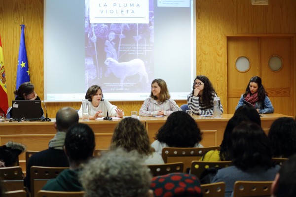 Estudiantes de la asignatura “Género y crítica de las ideologías” en la presentación de la revista junto a Marian Pérez Bernal (i)