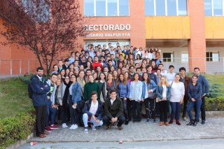 Los estudiantes de segundo Bachillerato a su llegada al campus