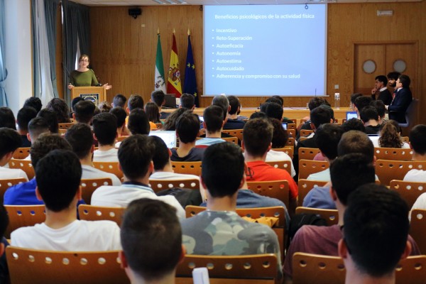 Elena Torrado Val durante la conferencia 'Beneficios psicológicos de la actividad física y deportiva en niños y adolescentes con cáncer'.