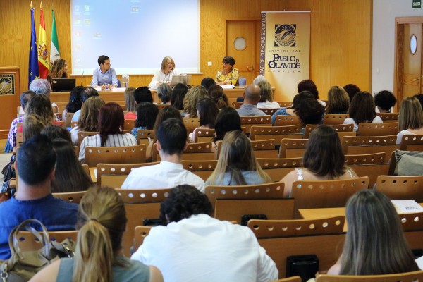 Estrella Abolafio, vicedecana de Prácticas de la Facultad de Ciencias Sociales ha presidido el encuentro académico.