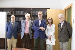 El vicepresidente ejecutivo de la Fundación de Municipios Pablo de Olavide, David Naranjo Gil, con los miembros del jurado