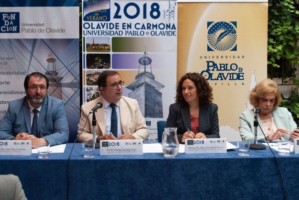 desde la izquierda, Juan Ávila, Vicente Guzmán, Lina Gálvez y Amparo Rubiales en la sede de la UPO en Carmona