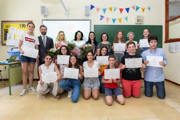 Entrega de certificados del Curso de Italiano en el Colegio San Francisco de Paula con la presencia de la vicerrectora de Relaciones Institucionales y Comunicación de la UPO Pilar Rodríguez Reina