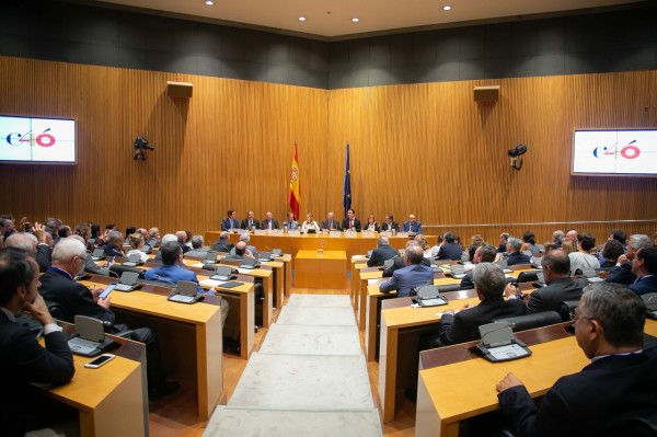 Roberto Fernández lee el comunicado de Crue en la Sala Ernest Lluch del Congreso