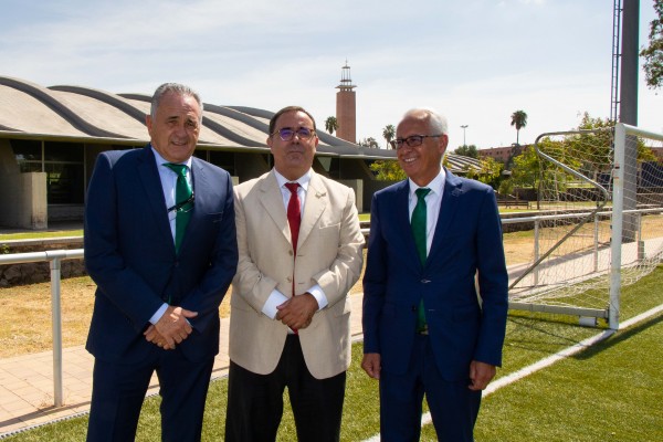 Rafael Gordillo, Vicente Guzmán y Federico Martínez en las instalaciones de Fútbol de la UPO