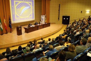 En la mesa, la vicerrectora Elodía Hernández, el rector Vicente Guzmán, y el profesor Luis Amador Muñoz.