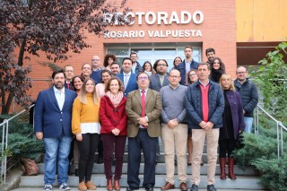 Representantes de la UPO y del CFR junto a los municipios participantes y estudiantes que realizarán las prácticas.
