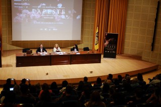 El vicerrector de Estrategia, Empleabilidad y Emprendimiento, José Manuel Feria, la presidenta del Consejo Social UPO, Amparo Rubiales, y la directora de Tiendas Movistar en Andalucía y Extremadura, Cristina Egusquiza han inaugurado el seminario.