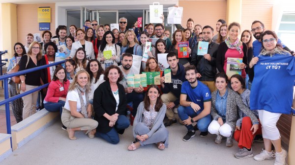 rupo de voluntarios y voluntarias de las distantas asociaciones que han participado con stands junto a la vicerrectora de Cultura y Compromiso Social, Elodia Hernández, (de pie a la izquierda con chaqueta roja) y la directora general de Participación Ciudadana y Voluntariado, Rosario Torres (con chaqueta de lunares).