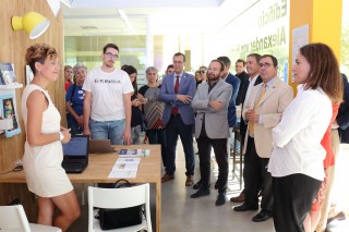 Lina Gálvez ha visitado el CADE-coworking de la UPO