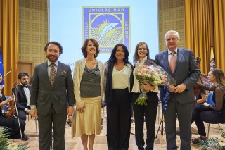 De izquierda a derecha: Javier Sánchez-Rivas,presidende ejecutivo del Proyecto Social Cultural dela Compañía Sevillana de Zarzuela; Mª del Mar González, comisionada del Polígono Sur; Pilar Rodríguez Reina, vicerrectora de Relaciones Institucionales y Comunicación de la UPO, Elena Martínez Delgado, directora de orquesta; y Francisco Guerrero, director del Centro Universitario EUSA