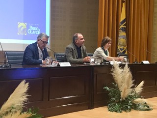 (De izquierda a derecha): Santiago Asenjo, director de la Biblioteca de la Universidad de León y coordinador de la estrategia REBIUN 2020, Bruno Martínez, vicerrector de Investigación y Transferencia de Tecnología de la UPO, y Carmen Baena, directora de la Biblioteca/CRAI UPO.