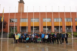 Estudiantes y profesores que han participado en "Camiando por un reto" promovido en la UPO por la profesora Marta García Tascón (a la izquierda)