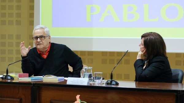 El periodista y escritor Juan Cruz, junto a Rosario Moreno, en un momento de su intervención.