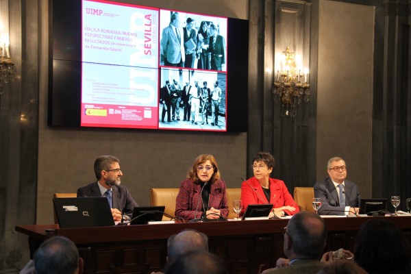 La directora de la UIMP, Encarna Aguilar, en la presentación del curso de Itálica junto a la viuda de Gascó, la catedrática Emma Falque y los codirectores del curso Juan Manuel Cortés Copete, de la UPO, y José Beltrán, de la US | Foto: UIMP