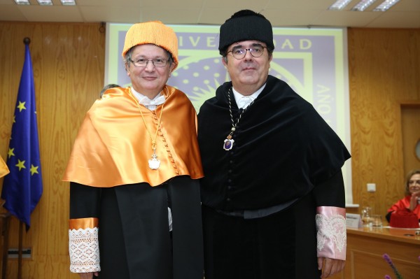 El profesor Shaker A. Zahra junto al rector Vicente Guzmán.