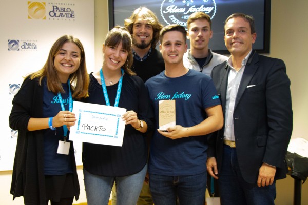 El equipo promotor de ‘Packto’ con José Manuel Feria, vicerrector de Estrategia, Empleabilidad y Emprendimiento