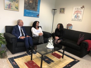 Valentino Tarsilla junto con la vicerrectora Pilar Rodríguez Reina y la profesora Marina Sciarretta.