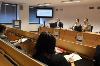 Alejandro Huergo Lora, catedrático de Derecho Administrativo en la Universidad de Oviedo durante su ponencia "Utilización en el procedimiento sancionador de pruebas obtenidas en procesos penales".