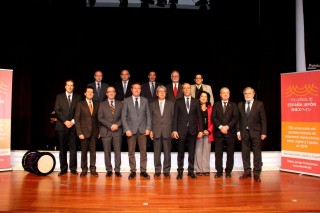 La vicerrectora de Relaciones Institucionales junto con el alcalde de Sevilla, elEmbajador de Japón, el cónsul de Japón, y otras autoridades.