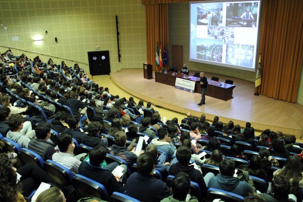 Miguel Ángel Morales da la bienvenida a los estudiantes de en el Paraninfo