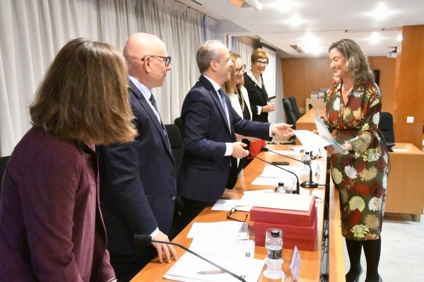 La profesora de la UPO María José Parejo recogío el premio de manos de Ricardo Mairal Usón, rector de la UNED.